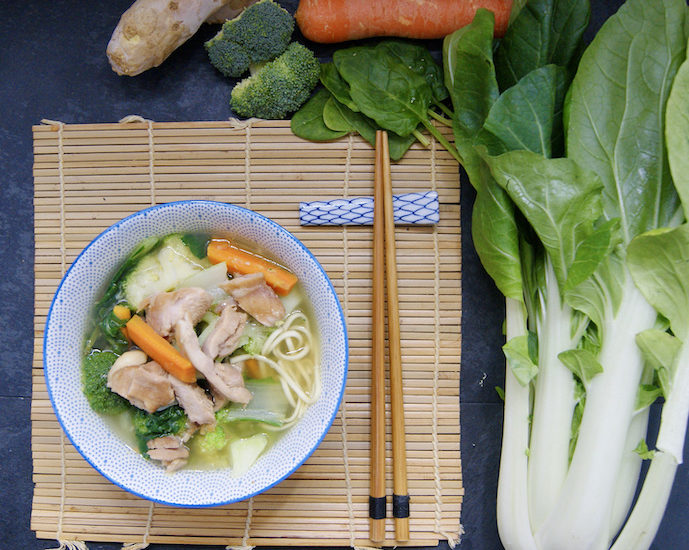 Bouillon de poulet parfumé au gingembre et aux petits légumes