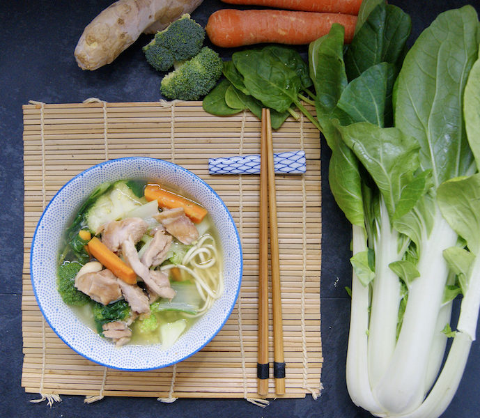 Bouillon de poulet parfumé au gingembre et aux petits légumes