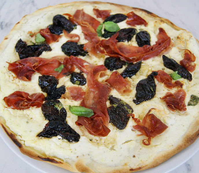 Pizza jambon Serrano, chèvre et pruneaux d&rsquo;Agen