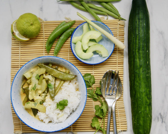 Curry de concombre, haricots verts et pois mange-tout