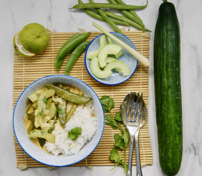Curry de concombre, haricots verts et pois mange-tout