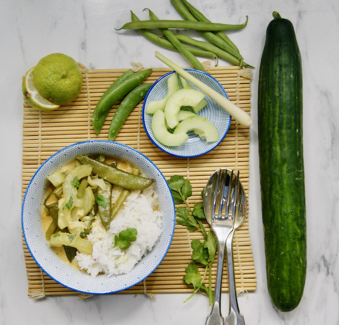 Curry de concombre, haricots verts et pois mange-tout