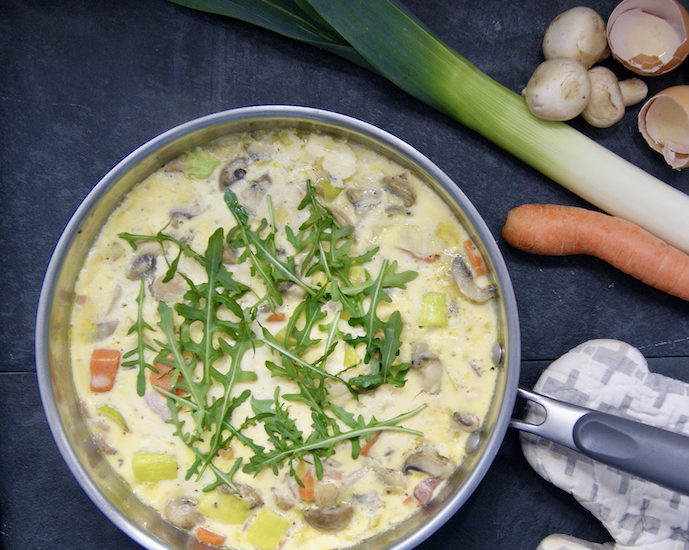 Omelette aux oignons, champignons, poireaux, carottes, lardons et roquette