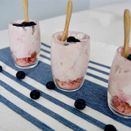 Mousse aux myrtilles et biscuits roses de Reims