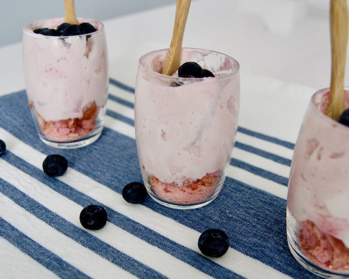 Mousse aux myrtilles et biscuits roses de Reims