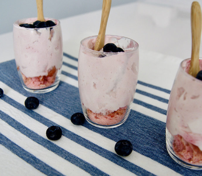 Mousse aux myrtilles et biscuits roses de Reims