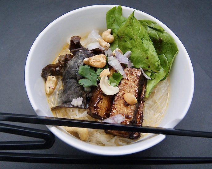 Soupe-repas thaïe au lait de coco et tofu