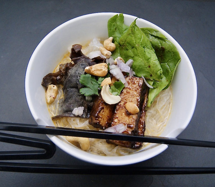 Soupe-repas thaïe au lait de coco et tofu