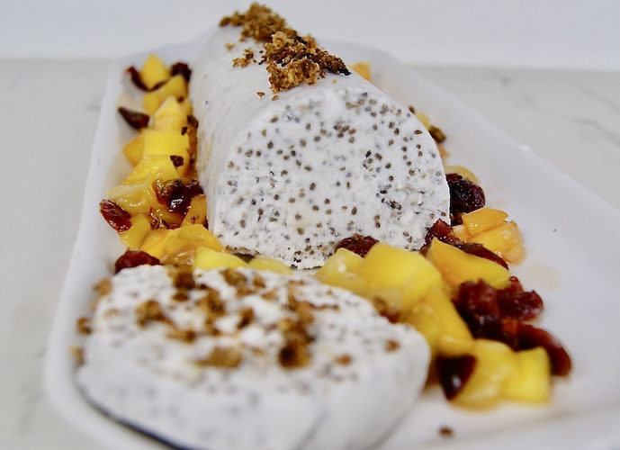 Parfait aux graines de chia, mangue et streusel