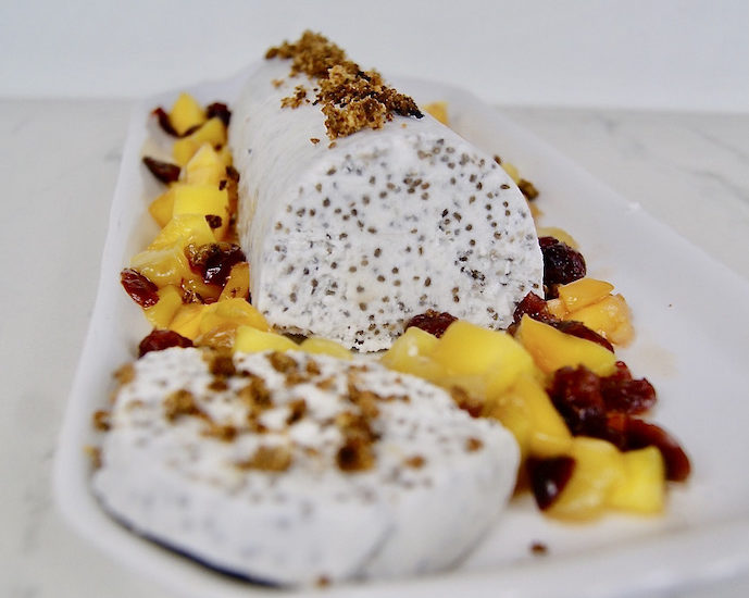 Parfait aux graines de chia, mangue et streusel