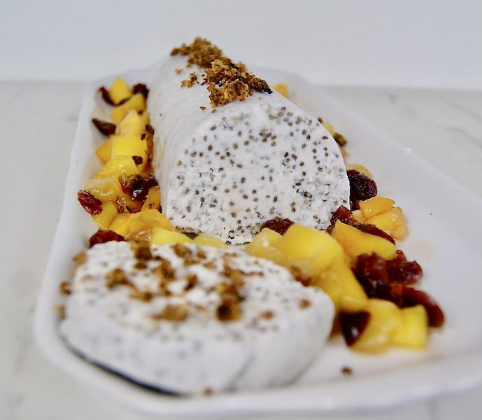Parfait aux graines de chia, mangue et streusel