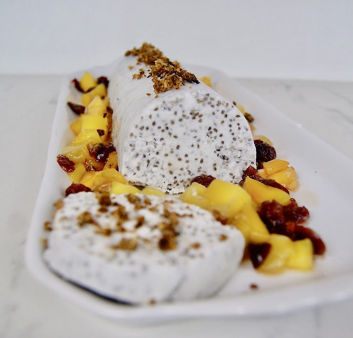 Parfait aux graines de chia, mangue et streusel