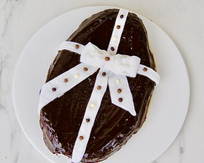 Grand oeuf de Pâques en chocolat