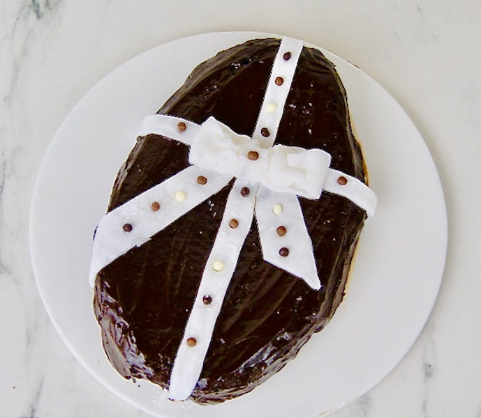 Grand oeuf de Pâques en chocolat