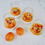 Panna cotta, compote aux abricots et pistaches