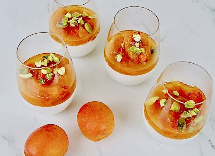 Panna cotta, compote aux abricots et pistaches
