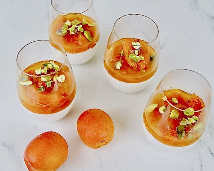 Panna cotta, compote aux abricots et pistaches