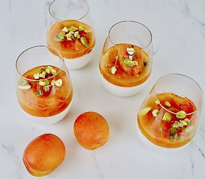 Panna cotta, compote aux abricots et pistaches