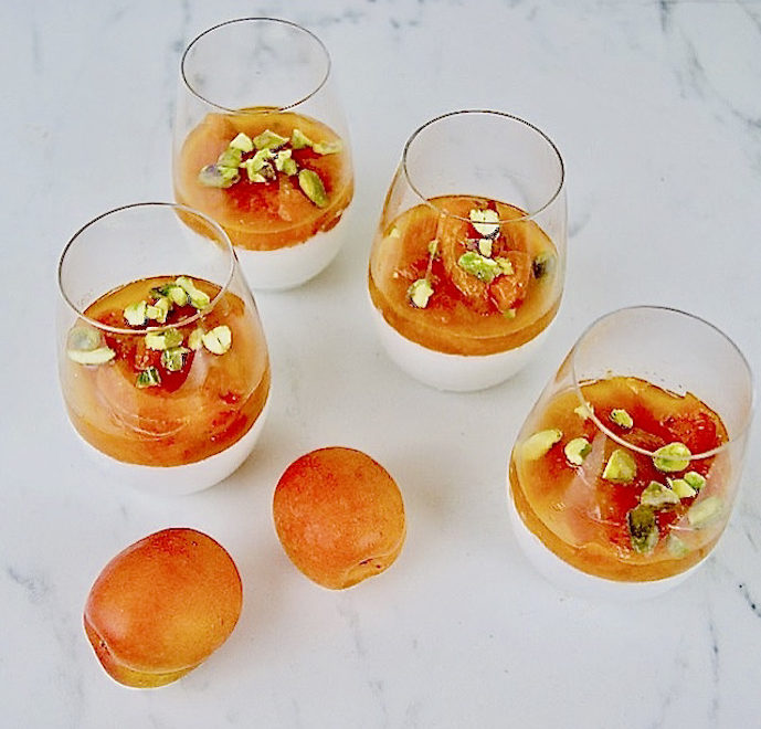 Panna cotta, compote aux abricots et pistaches