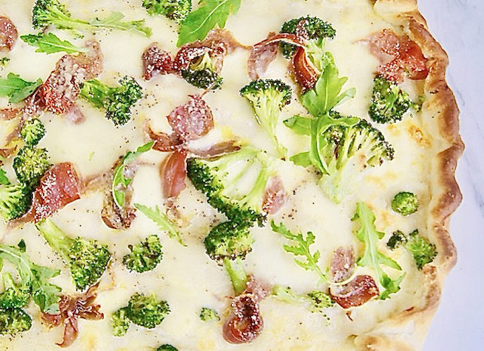 Pizza à la béchamel, brocoli et jambon Serrano