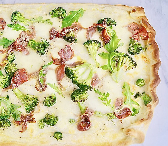 Pizza à la béchamel, brocoli et jambon Serrano