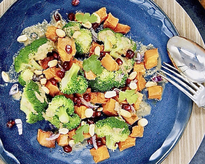 Salade chaude de patates douces, brocoli, sauce au beurre de cacahuètes
