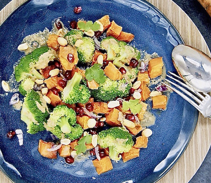 Salade chaude de patates douces, brocoli, sauce au beurre de cacahuètes