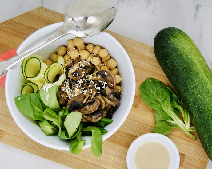 Buddha bowl aux courgettes, champignons et pois chiches