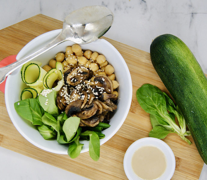 Buddha bowl aux courgettes, champignons et pois chiches