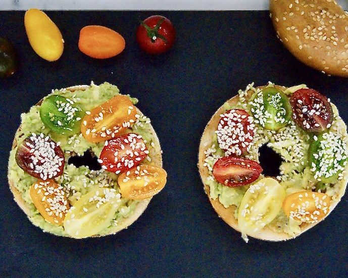 Bagel avocat-tomates