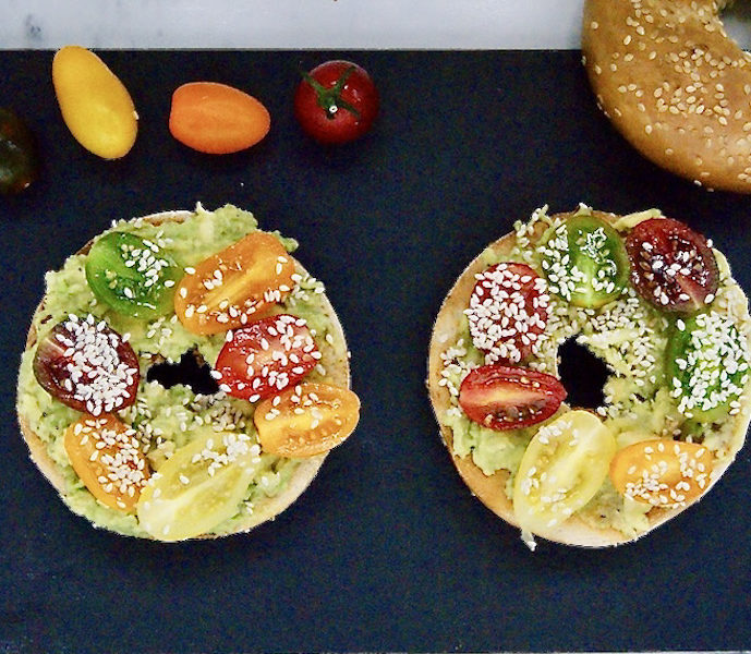 Bagel avocat-tomates