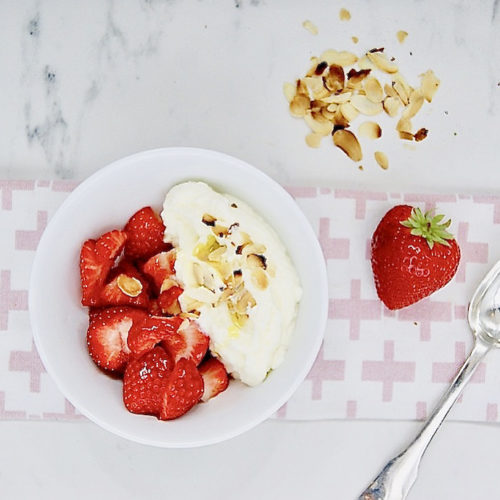 Salade de fraises à la chantilly et amandes grillées