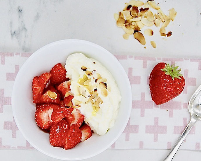 Salade de fraises à la chantilly et amandes grillées