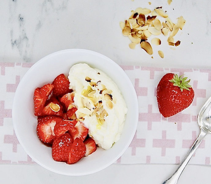 Salade de fraises à la chantilly et amandes grillées