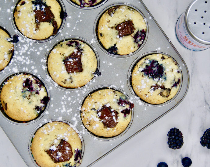Muffins au chocolat noir, myrtilles et mûres