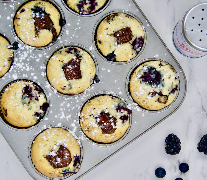 Muffins au chocolat noir, myrtilles et mûres