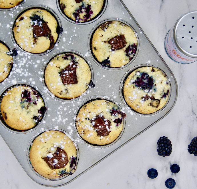 Muffins au chocolat noir, myrtilles et mûres