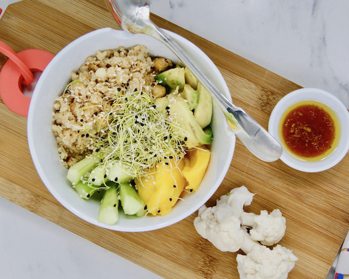 Poke bowl au riz de chou-fleur, pois chiches, avocat et mangue