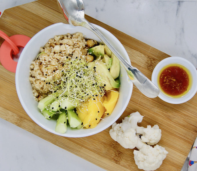 Poke bowl au riz de chou-fleur, pois chiches, avocat et mangue