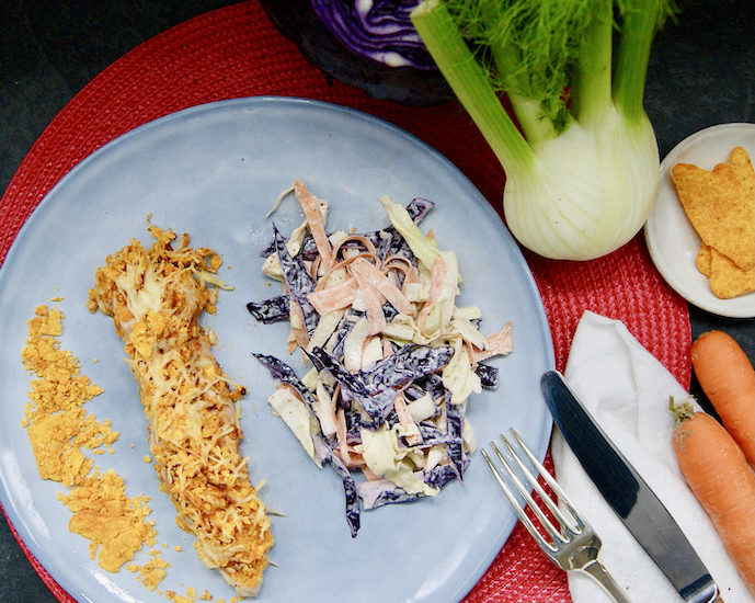 Poulet grillé aux chips de maïs, coleslaw de chou rouge et fenouil