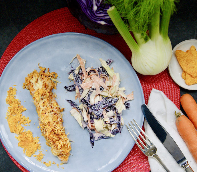 Poulet grillé aux chips de maïs, coleslaw de chou rouge et fenouil