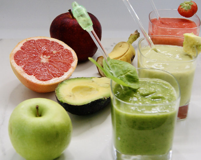 3 smoothies: avocat-épinards-fraises