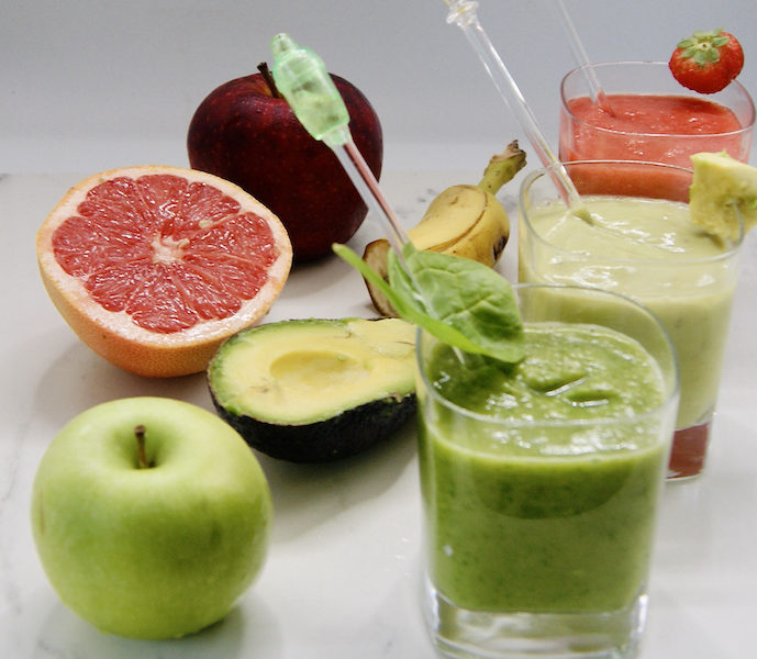 3 smoothies: avocat-épinards-fraises