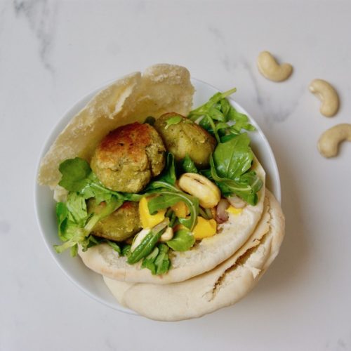 Falafels à la roquette, sauce concombre et mangue