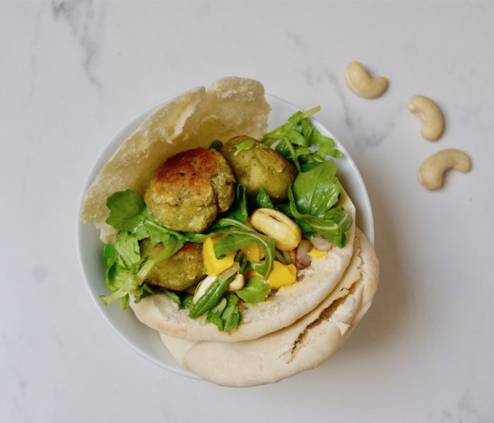 Falafels à la roquette, sauce concombre et mangue