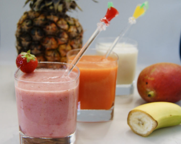 3 smoothies: fraise-mangue-ananas