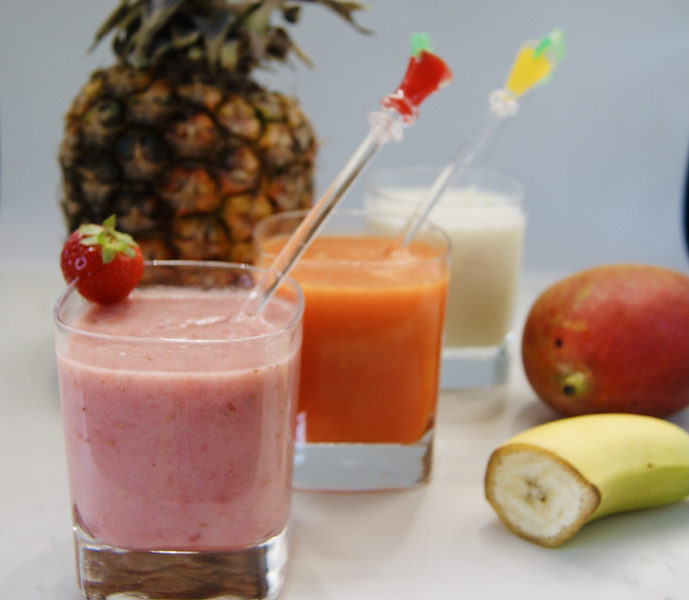 3 smoothies: fraise-mangue-ananas