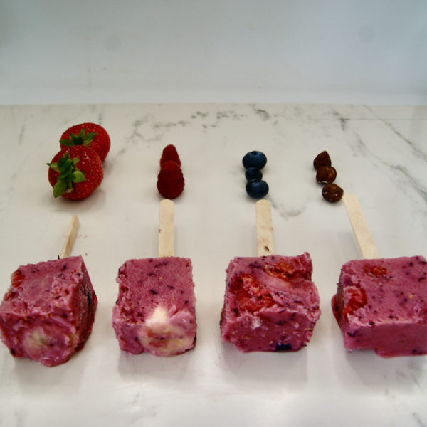 Sucettes glacées au yaourt et aux fruits rouges