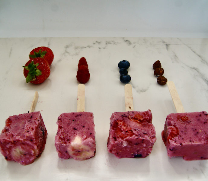 Sucettes glacées au yaourt et aux fruits rouges
