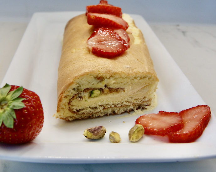 Biscuit roulé glacé aux fraises et pistaches